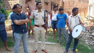 Photo of टाल शरमा गांव में हत्या के बाद पुलिसिया कार्रवाई तेज, नौ नामजद व सात अज्ञात पर प्राथमिकी दर्ज  कुख्यात अपराधी के घर पर चिपकाया इश्तेहार