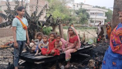 Photo of पचमहला में करकट व फूस के घर में लगी आग, चार लाख नकदी व अन्य सामान राख