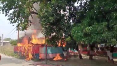 Photo of पुलिस हिरासत में जीजा साली की मौत, आक्रोशित ग्रामीणों ने थाना जलाया!