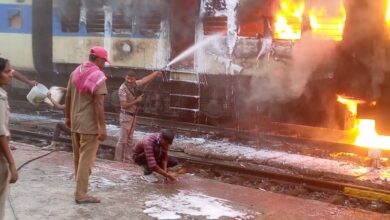 Photo of किऊल जंक्शन पर खड़ी ट्रेन में लगी आग