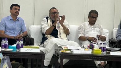Photo of केंद्रीय मंत्री गिरीराज सिंह ने उद्योग मंत्री नितीश मिश्रा के साथ बैठक कर उद्योग की सम्भावनाओं पर किया विमर्श!