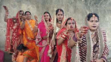 Photo of पति की दीर्घ आयु व संतान सुख के लिए सुहागिन महिलाओं ने की वट सावित्री पूजा