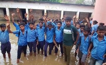 Photo of स्कूल परिसर में जलजमाव से नाराज छात्रों ने सड़क जाम कर किया हंगामा!
